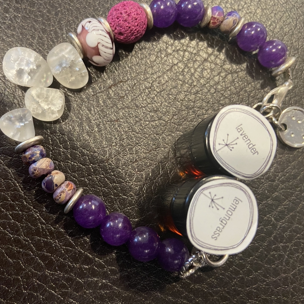 Aromatherapy bracelet with 2 mini oils